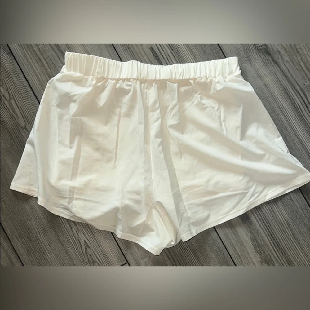 ALO Yoga Cream Athletic Shorts Simple Design
